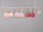 Drei Sport-BHs, darunter einer mit Blumenmuster.