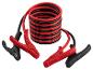 Rote und schwarze Überbrückungskabel mit Klemmen auf weißem Hintergrund.