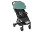 Grüner und schwarzer Kinderwagen mit verstellbarem Verdeck und Einkaufskorb.