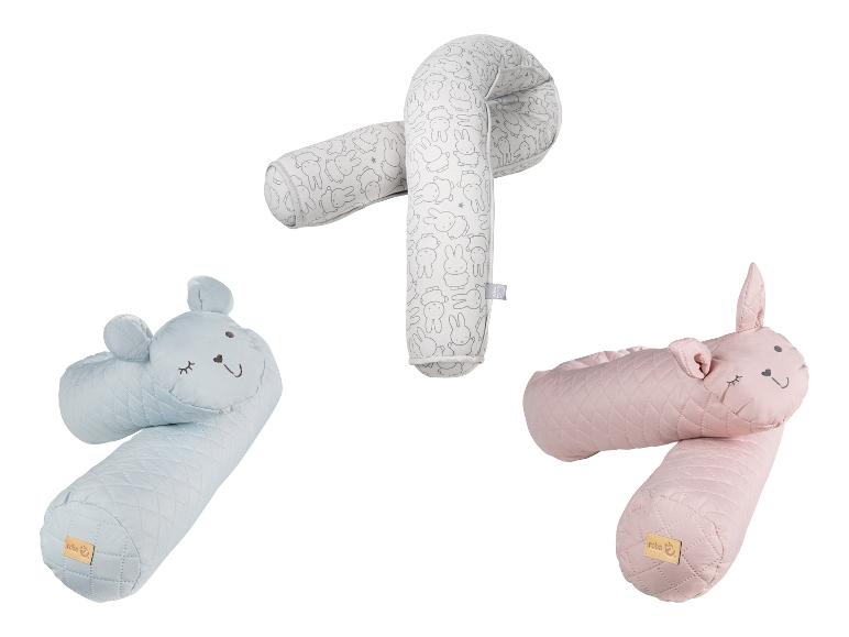 Drei Still- oder Baby-Stützkissen in Weiß, Blau und Rosa, mit Hasenmustern.