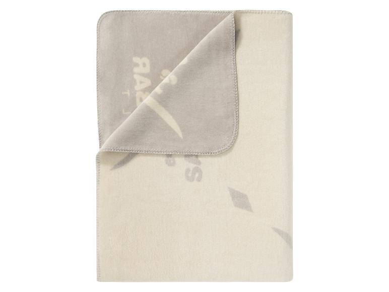 Eine graue und weiße Decke mit dem 'Ray-Ban' Logo.