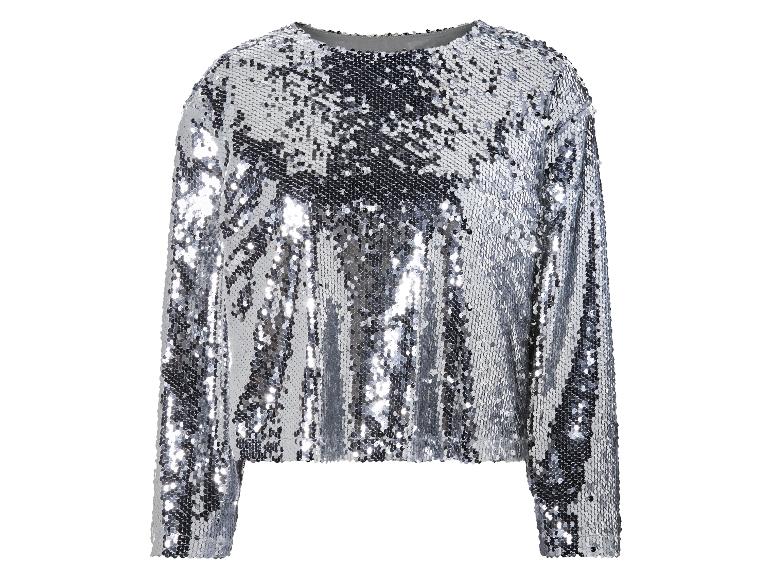 Eine silberne Bluse mit langen Ärmeln, die mit Pailletten besetzt ist.