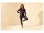 Damen Langarm-Thermo-Oberteil und Leggings in Yoga-Pose.
