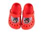 Rote Kindersandalen mit Minnie und Mickey Mouse.