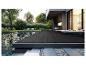 Moderne dunkle WPC-Terrasse am Pool und Haus.