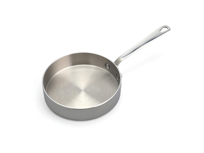 Ein Stahltopf mit langem Griff.