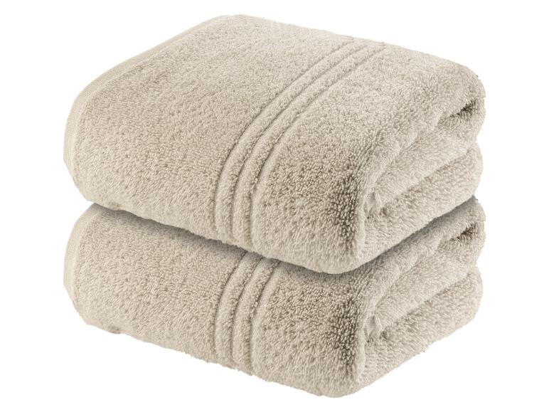 Zwei beige Handtücher, gefaltet.