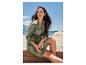 Sommerkleid mit Blumenmuster, Boho-Stil, am Meer.