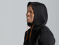 Mann in einem schwarzen Hoodie mit orangem Kordelzug.