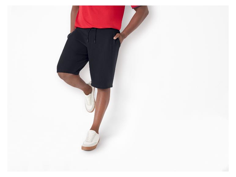 Shorts und Sneaker: lässiger Look.