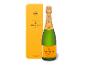 Flasche Veuve Clicquot Brut Champagner und ihre gelbe Geschenkbox, zum 250-jährigen Jubiläum.
