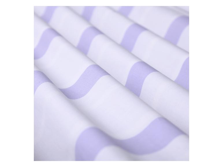 Nahaufnahme von weißem Stoff mit welligen lila Streifen.