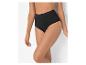 Frau in schwarzem, hoch tailliertem Slip mit geripptem Design.