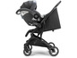 Ein schwarzer Bugaboo-Kinderwagen mit einem Maxi-Cosi-Babysitz.