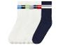 Vier Paar weiße Socken mit farbigen Streifen und ein Paar dunkelblaue Socken mit weißen Streifen.