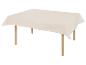 Beige Tischdecke auf Holztisch.