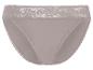 Ein Paar hellgraue Unterhosen mit Spitze.