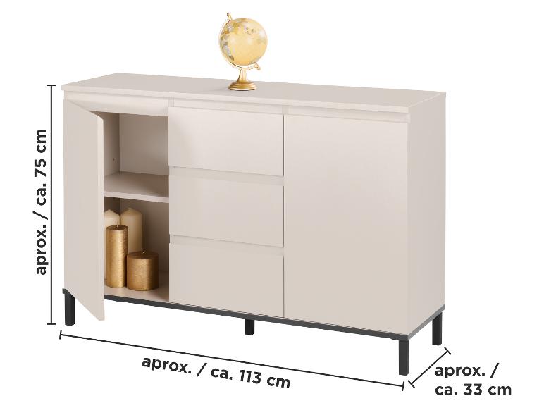 Cremefarbene Kommode mit drei Schubladen und offenem Fach, mit Globus oben, Maße: 75x113x33 cm.