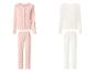Zwei Pyjama-Sets: ein rosa mit Strickjacke und langer Hose, und ein weißes mit Oberteil und langer Hose.