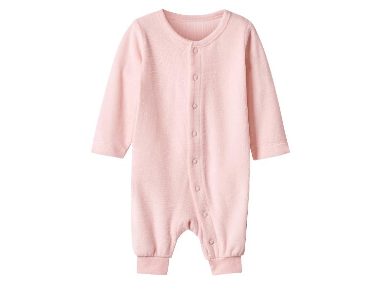 Rosa Baby-Strampler mit langen Ärmeln und Knöpfen vorne.