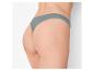 Frauenpo in grauem String-Tanga, Seitenansicht.