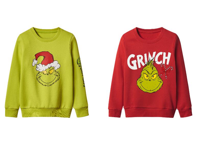 Zwei Grinch-Sweatshirts, eines grün und eines rot, mit Weihnachtsdrucken.