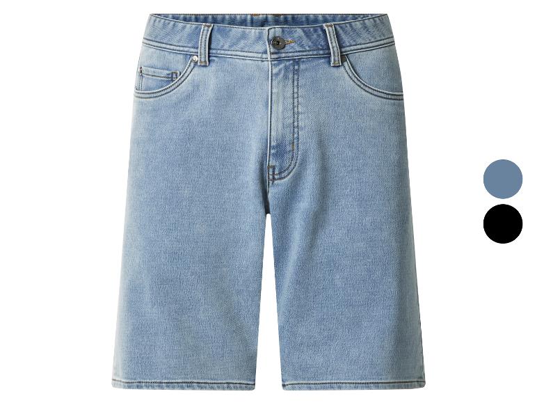 Hellblaue Jeans-Shorts mit Taschen- und Knopfdetails, mit blauen und schwarzen Farbmustern.