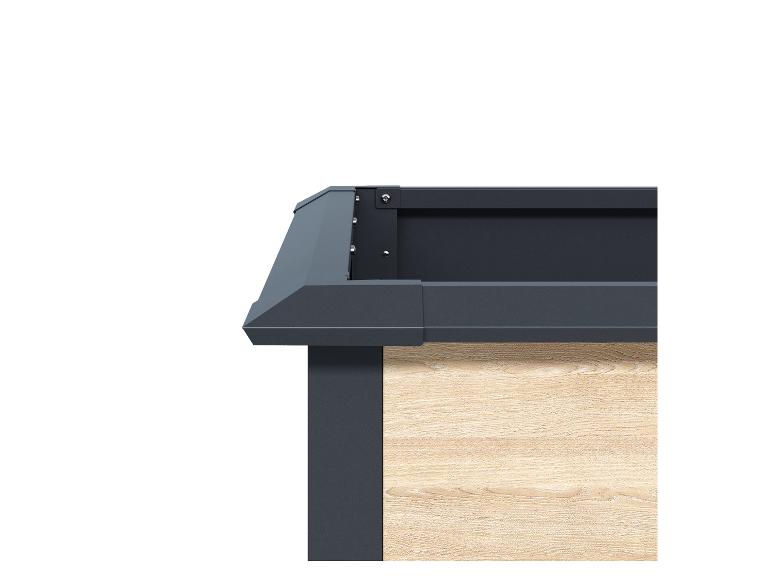 Nahaufnahme eines dunkelgrauen Pflanzgefäßes mit heller Holzoptikplatte