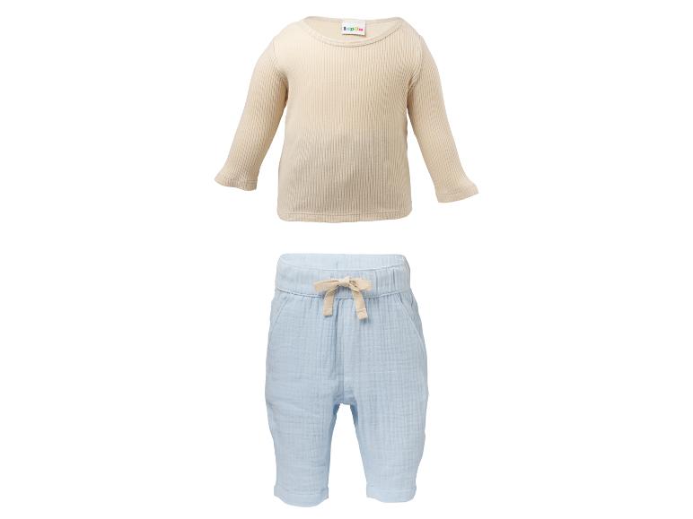Baby-Set: beiges geripptes Langarmshirt und hellblaue Musselin-Hose.