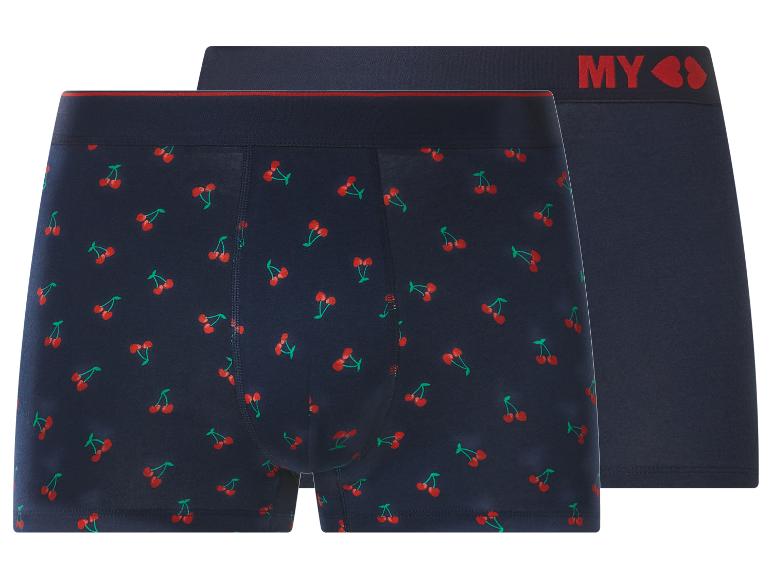 Zwei Herren-Boxershorts, eine marineblau mit Kirschmuster, die andere einfarbig marineblau mit 'MY <3' am Bund.
