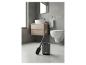 Graue Toilettenbürste mit Halter in einem modernen Badezimmer.