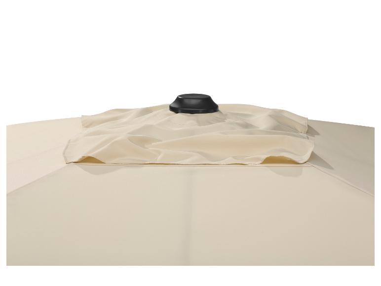 Ein beiger Sonnenschirm mit Stoffoberteil und schwarzer Spitze.