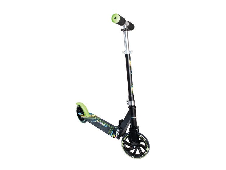 Schwarz-grüner Roller mit bunten Mustern auf dem Trittbrett.