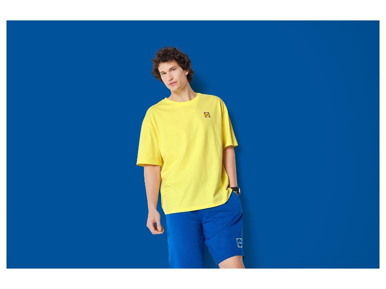 Mann in gelbem T-Shirt und blauen Shorts mit Lidl-Logo.