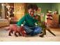 Kind spielt auf dem Teppich mit Triceratops- und Tyrannosaurus-Rex-Dinosaurierspielzeug.