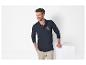 Mann trägt ein dunkelblaues Poloshirt mit langen Ärmeln im Marine-Stil