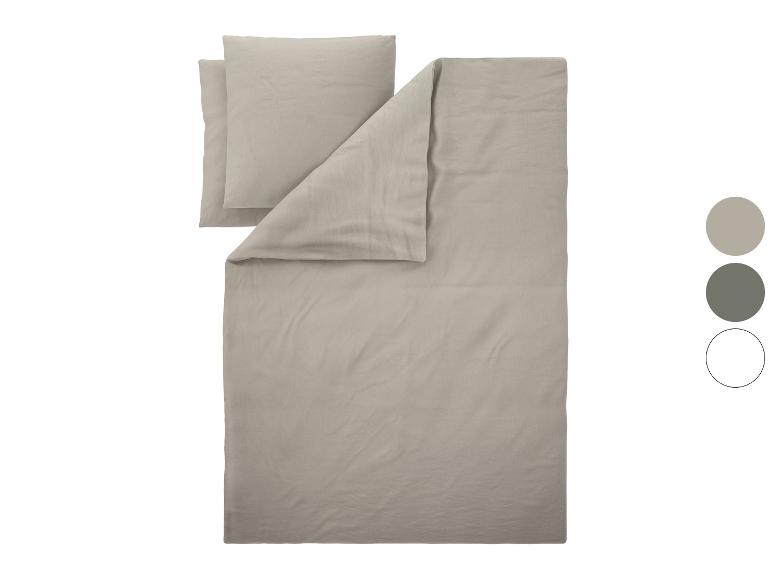 Beiges Bettwäsche-Set mit Kissen und Farbmustern.