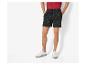 Herren Shorts mit Muster und weiße Sneaker.