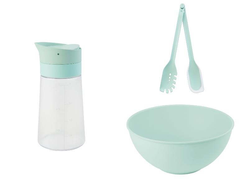 Eine Schüssel, ein Messbecher und eine Salat-Zange in Mintgrün.