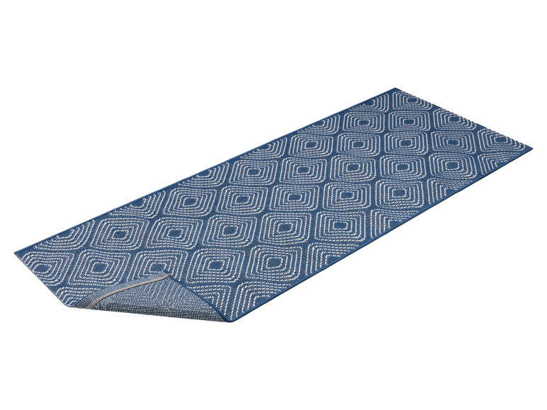 Eine blaue Fußmatte mit geometrischem Muster.