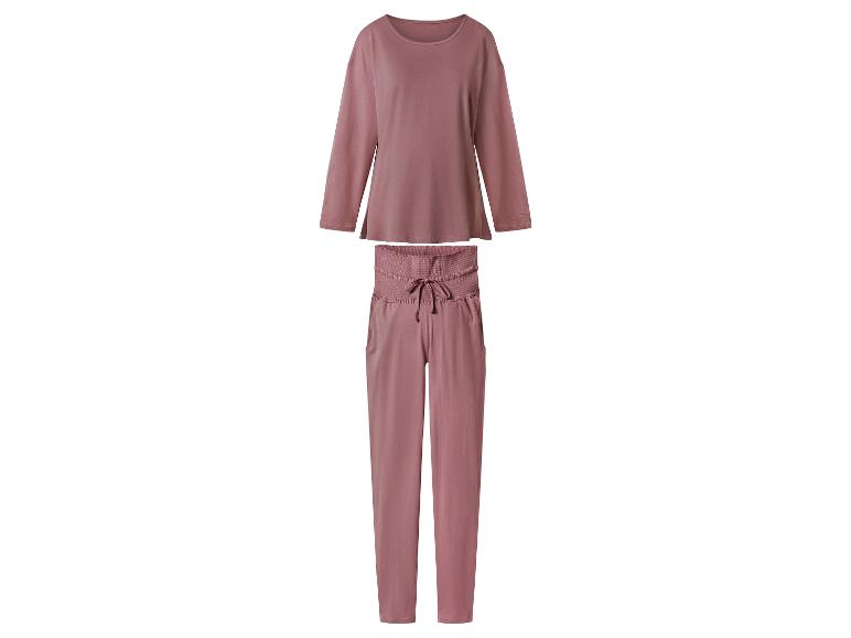 Zweiteiliger rosa Pyjama-Set mit Langarmshirt und Hose.