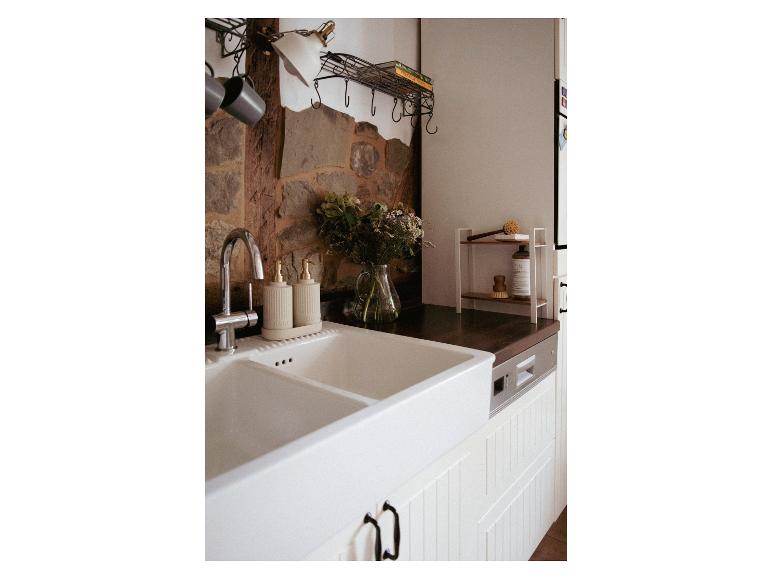 Küchenspüle mit zwei Becken und eleganten Seifenspendern.