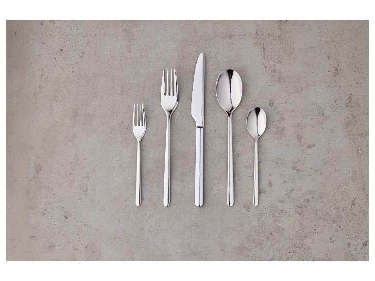 Besteckset aus Edelstahl, mit zwei Gabeln, einem Messer und zwei Löffeln, auf einer grauen Oberfläche.