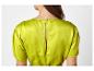 Limefarbenes Seidenkleid, offener Rücken.