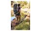 Mann mit Quechua Rucksack und Wanderschuhen an einem See.