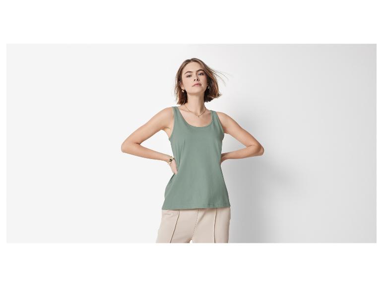 Grünes Tanktop und beige Hose für Damen.
