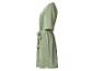 Grünes Kleid mit Bindegürtel, Seitenansicht.