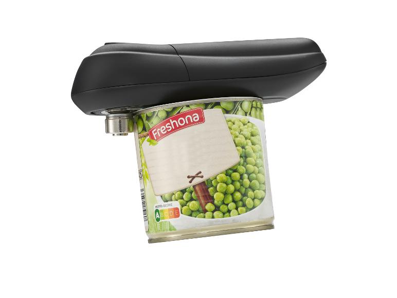 Elektrischer Dosenöffner auf einer Dose grüne Erbsen mit Nutri-Score A.