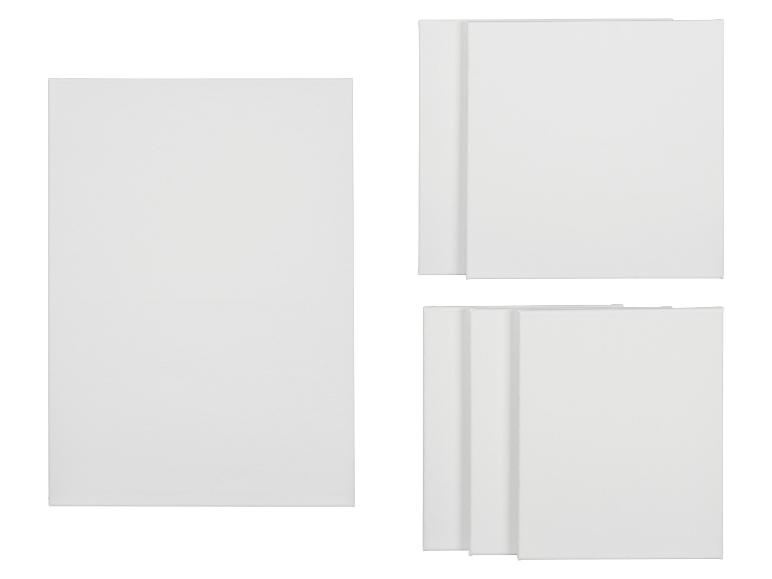 Weiße Malleinwände, eine einzelne Leinwand und zwei Stapel Leinwände