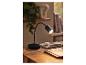 Schwarze Schreibtischlampe mit flexiblem Arm, beleuchtet einen Holztisch mit Notizbüchern und Brille.